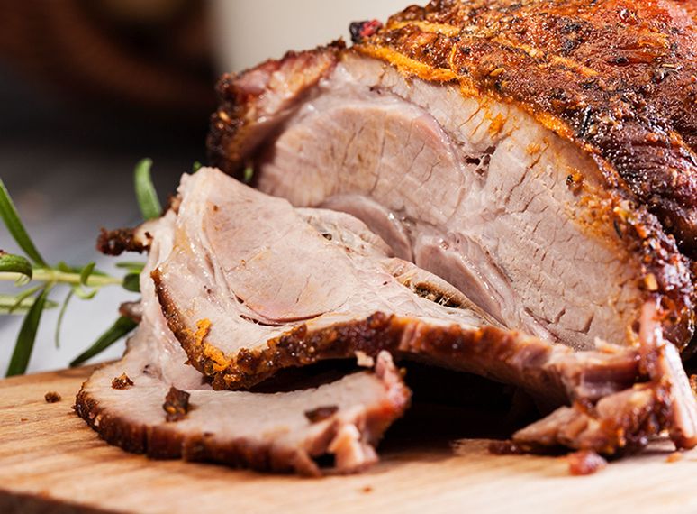 Saftiger Braten auf einem Schneidebrett aus Holz