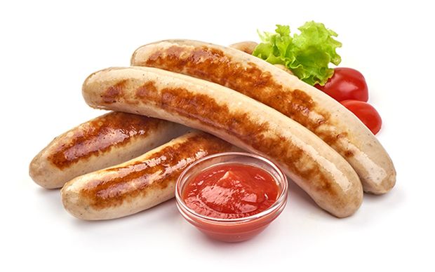 Feine Rostbratwürste mit Ketchup in einer Schale auf weißem Hintergrund