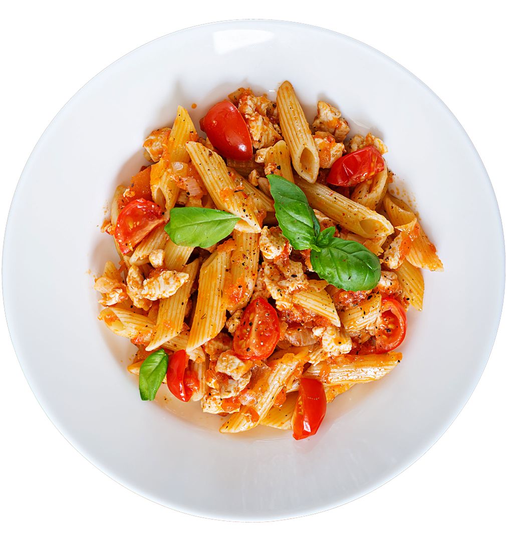 Ein Nudelgericht mit Tomaten und Basilikum aus der Vogelperspektive